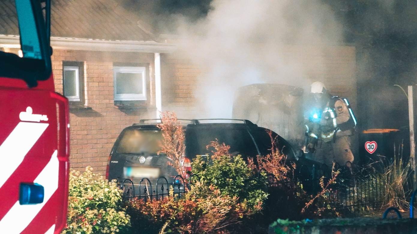 Auto vliegt in brand naast woning in Bovensmilde