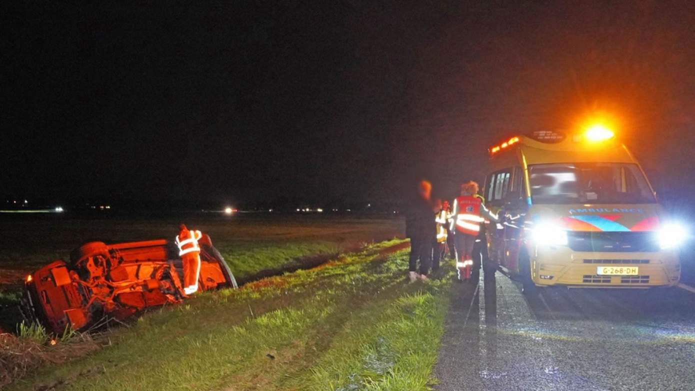 Gewonde nadat auto op de kop terecht komt naast A28