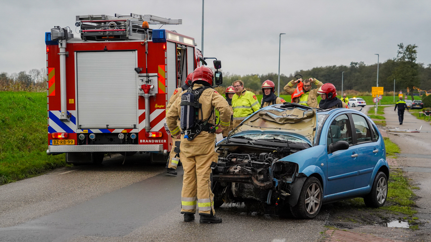 Ravage na ongeval op de N861 nadat auto lantaarnpaal en verkeersbord ramt (video)