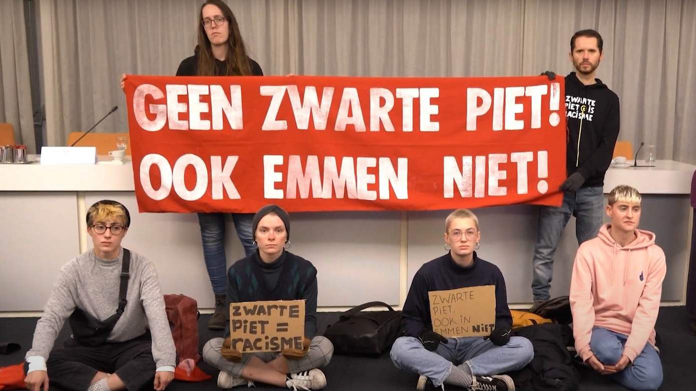 Politie grijpt in bij anti-pieten demonstratie van Extinction Rebellion in gemeentehuis Emmen (video)