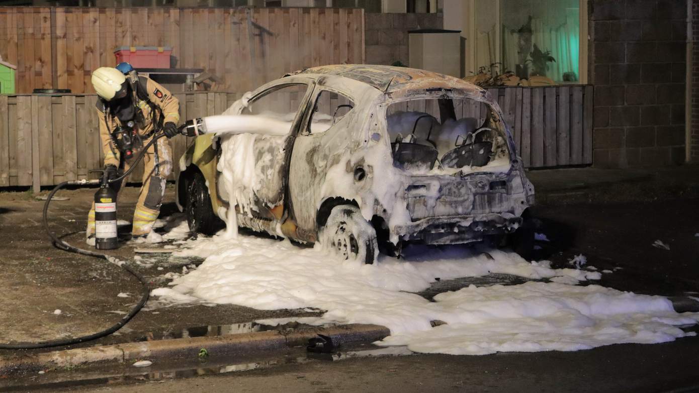 Twee personen aangehouden vanwege vuurwerkexplosie bij auto