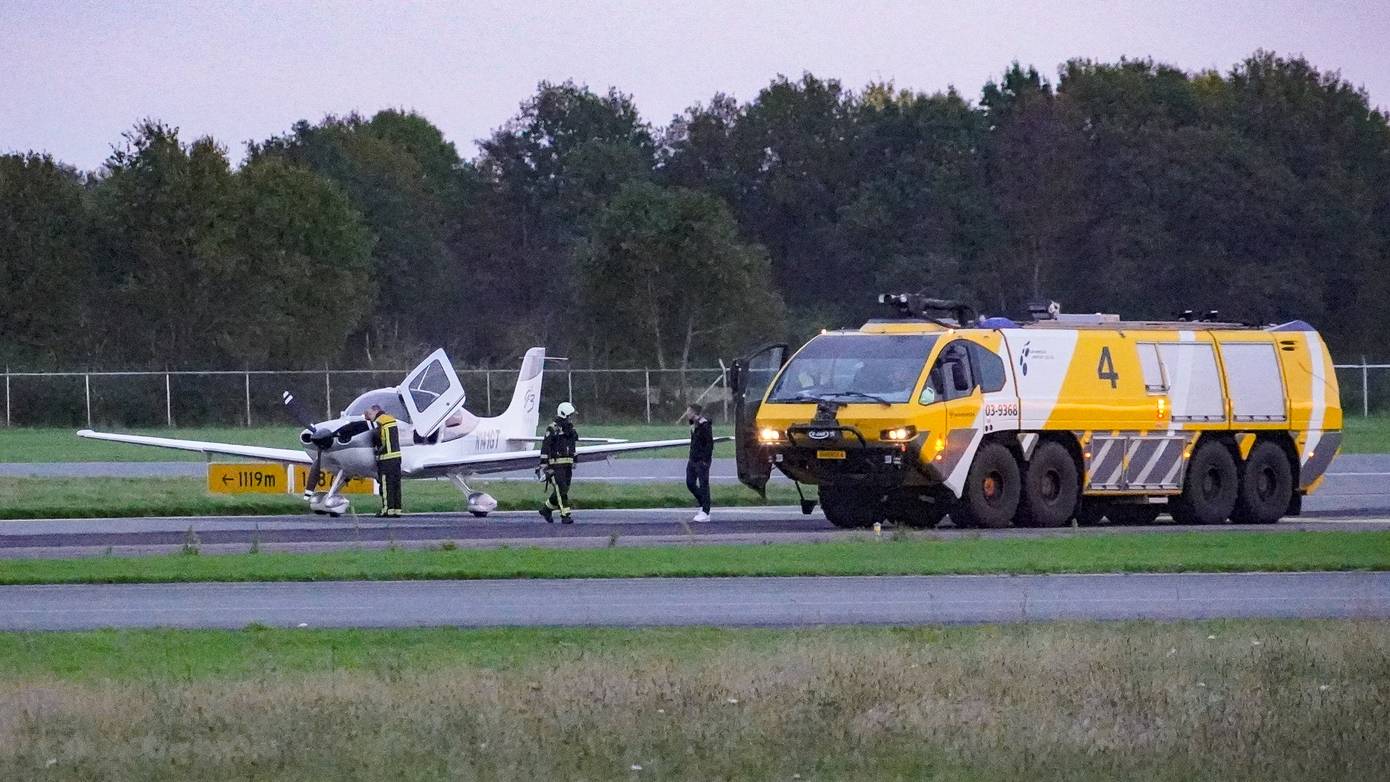 Crashtenders in actie voor brandlucht in vliegtuig op Groningen Airport Eelde