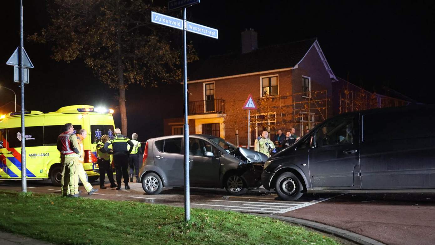 Twee gewonden na frontale botsing in woonwijk (video)