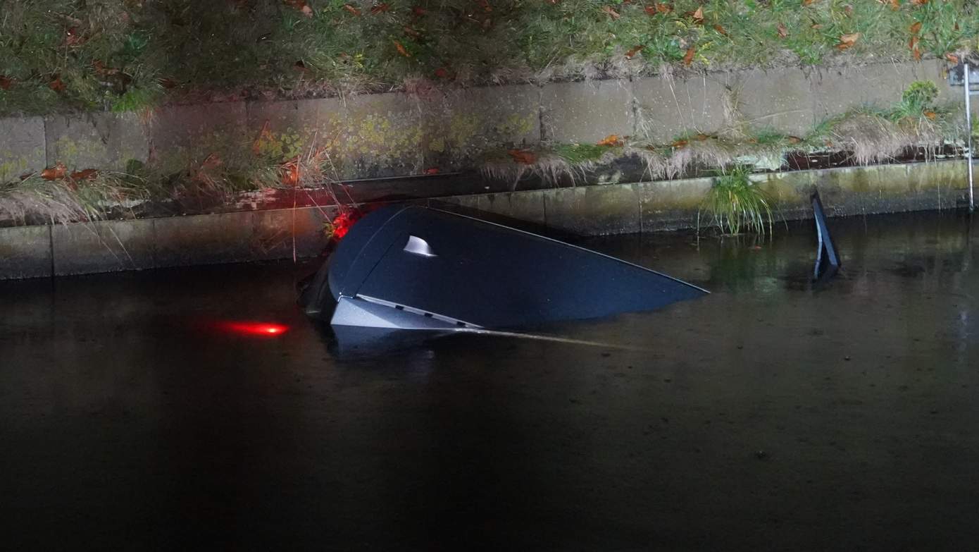 Auto duikt Drentsche Hoofdvaart bij Smilde in bij eenzijdig ongeval