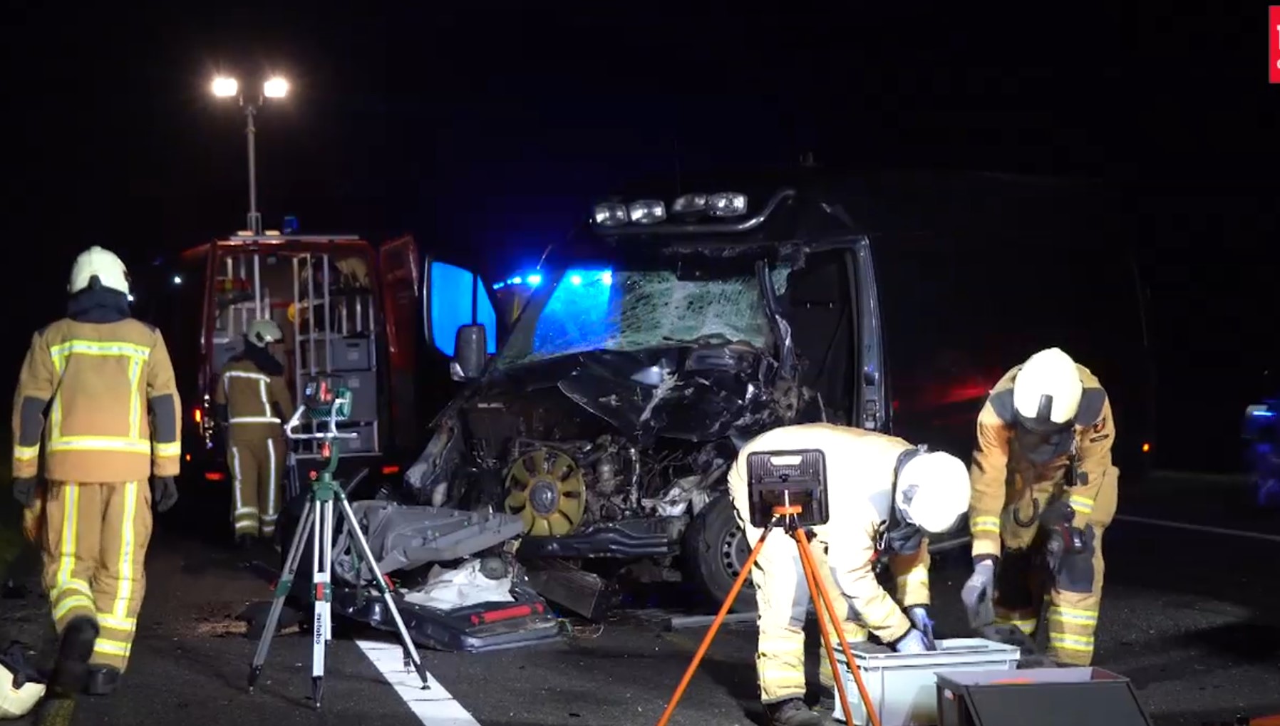 Busje botst achterop vrachtwagen op A28