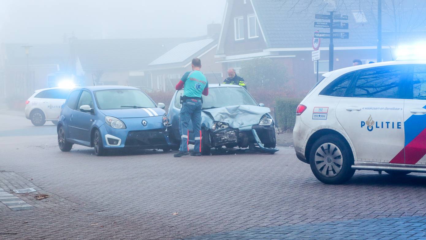 Gewonde bij botsing tussen twee auto's (Video)