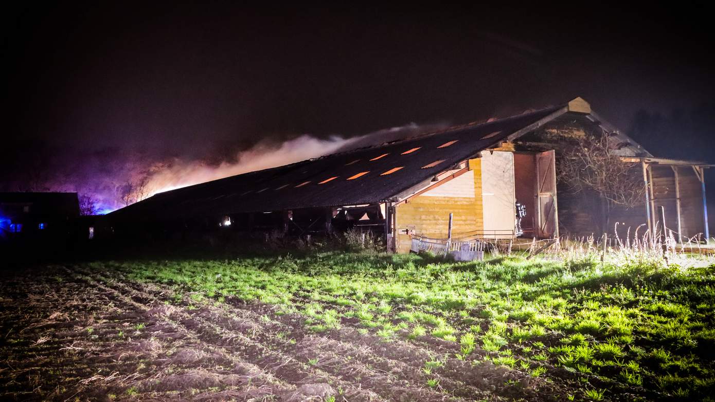 Grote brand in loods van 80 bij 20 meter laat brandweer massaal uitrukken