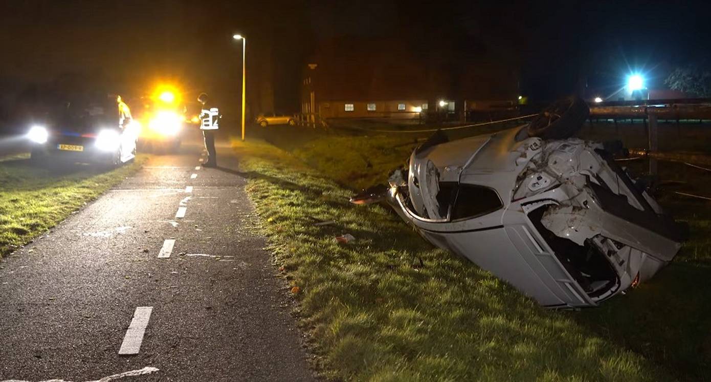 Auto slaat meerdere malen over de kop (Video)