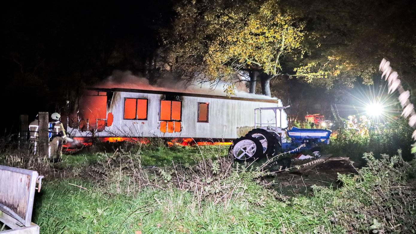 Grote stacaravan volledig uitgebrand in weiland