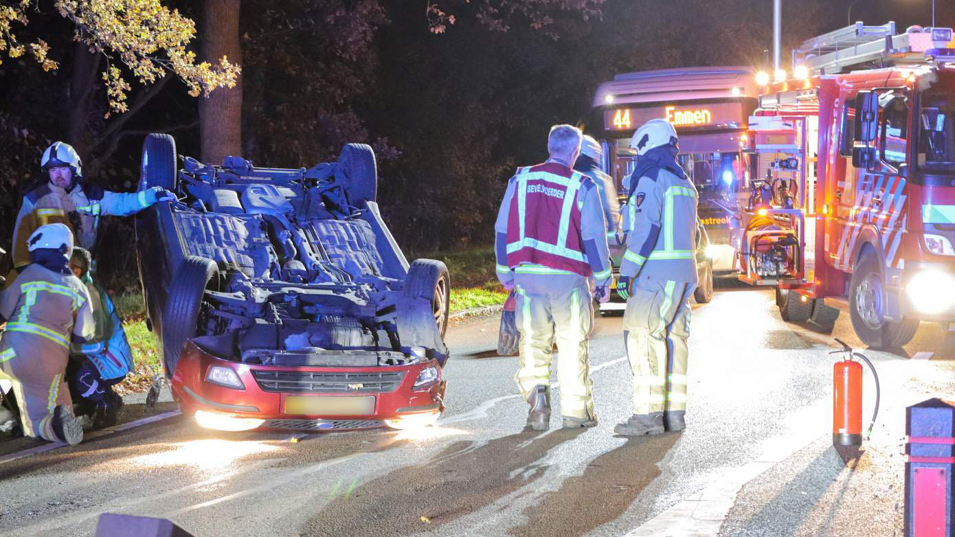 Auto vliegt over de kop in Erica