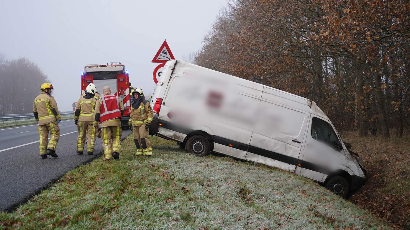 Busje slaat over de kop op A28 bij De Punt