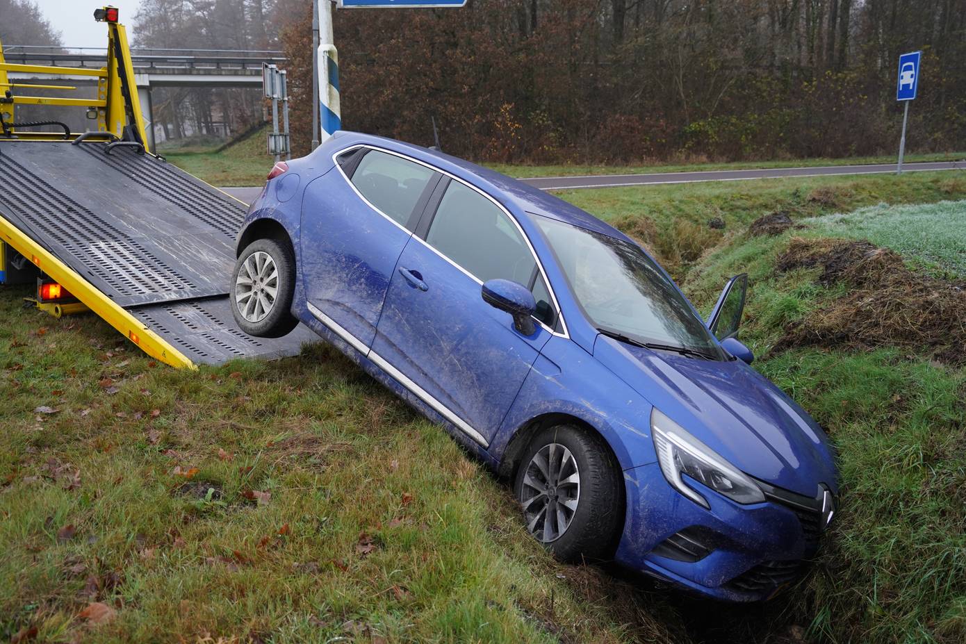 Auto belandt in de sloot bij oprit N34