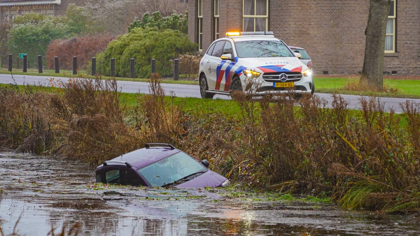 Automobiliste met hondje raken te water in Veenhuizen