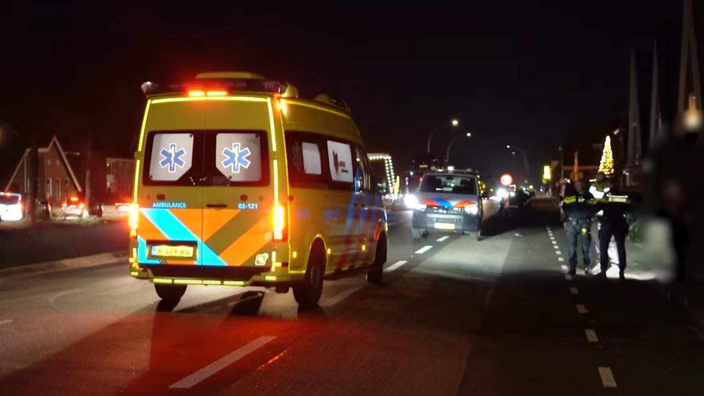 Persoon loopt uit bus en botst met auto in Smilde