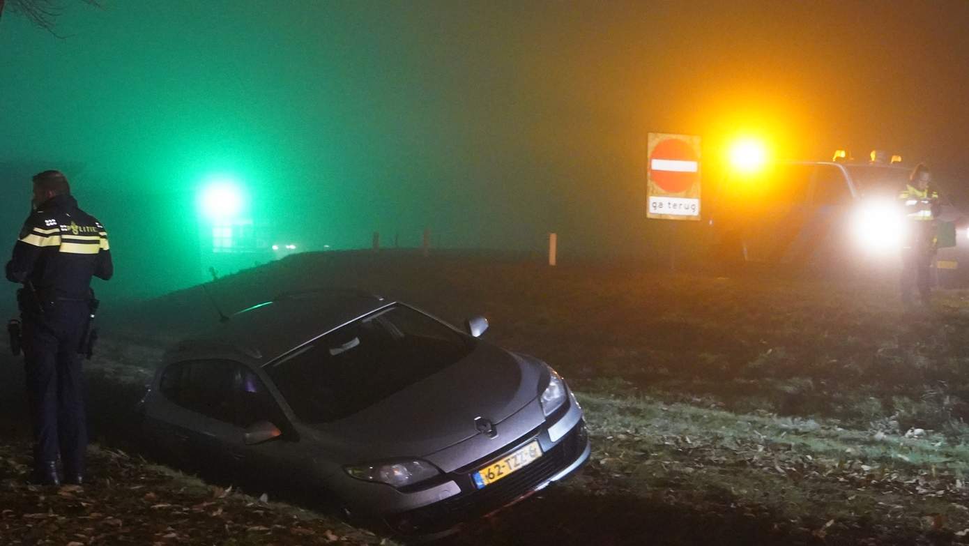 Automobiliste glijdt van afrit A28 af