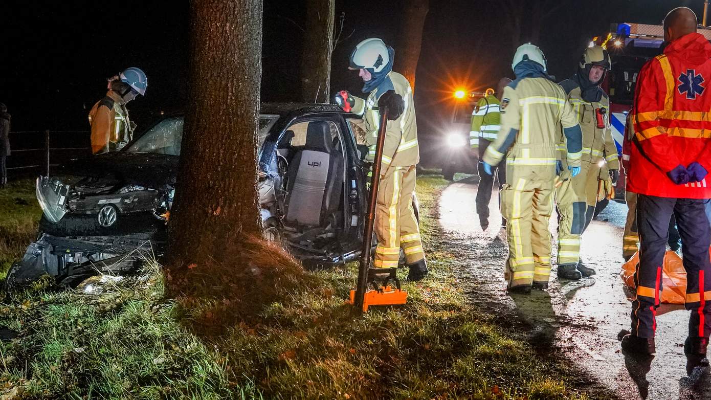 Traumahelikopter ingezet nadat automobiliste tegen boom rijdt