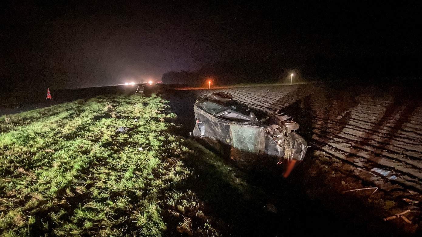 Auto op de kant in de sloot na ongeval op A37