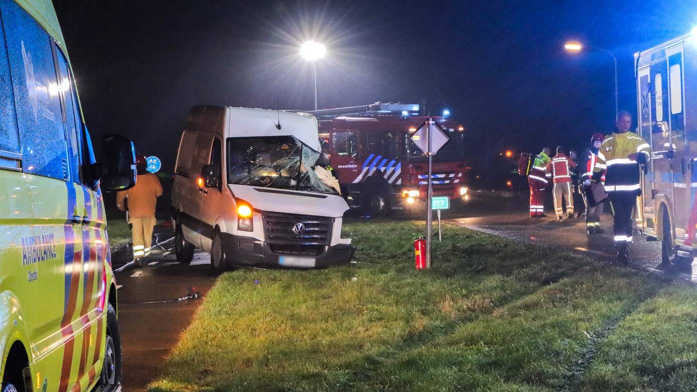 Gewonde bij ernstig ongeval tussen busje en vrachtwagen (video)