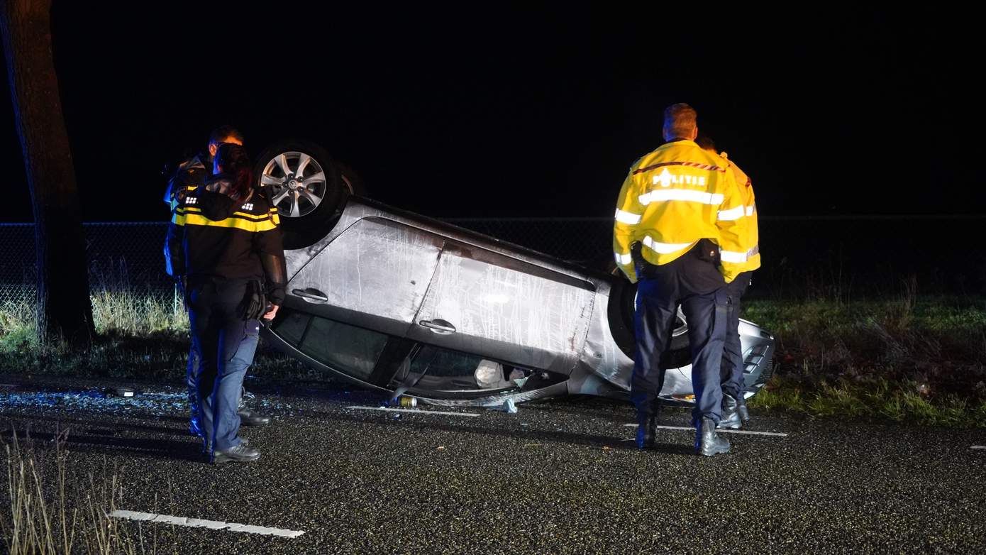 Auto op de kop na botsing met boom