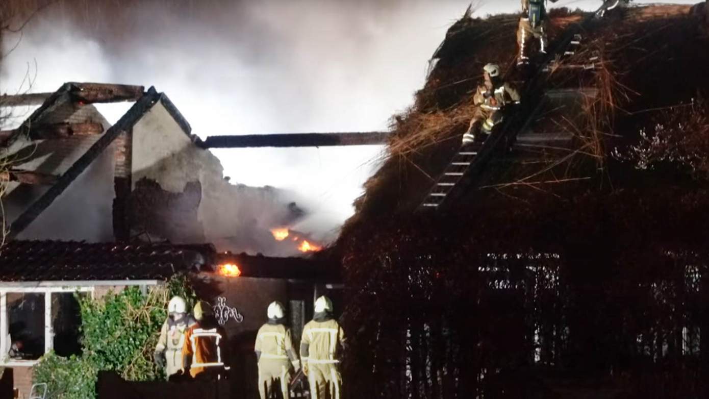 Schuur volledig afgebrand naast rietgedekte boerderij (video)