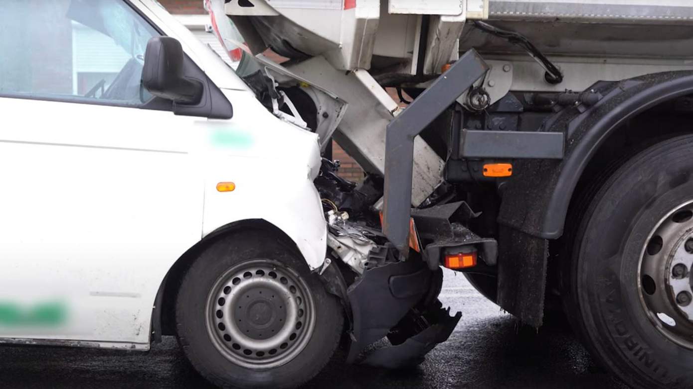 Gewonde nadat busje achterop vrachtwagen rijdt (video)