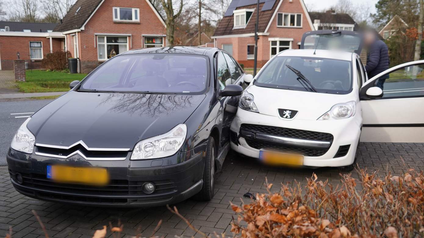 Veel schade bij botsing in Vries