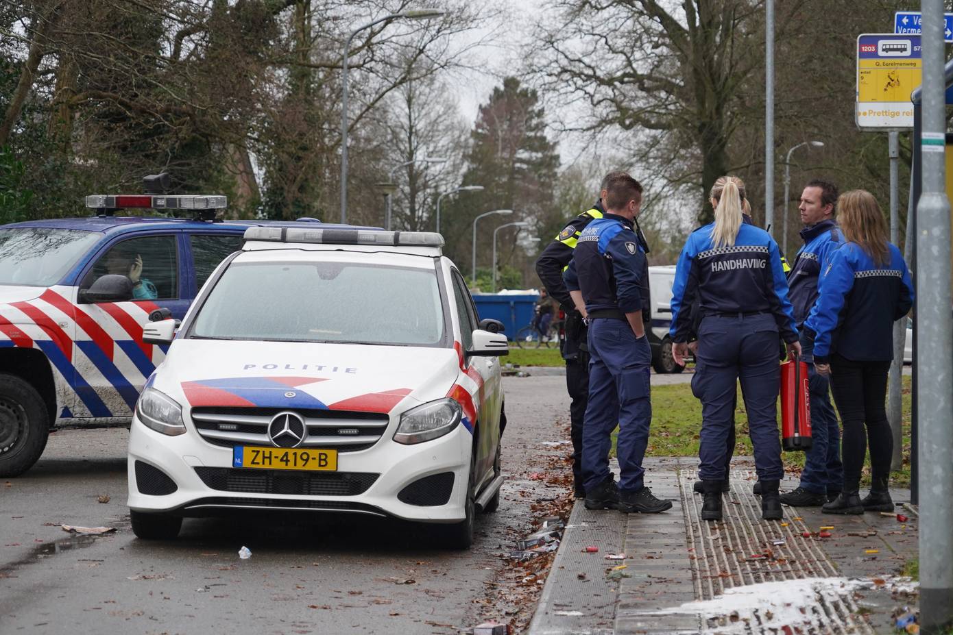 Jongeren met gezichtsbedekking vernielen bushokje Eelde