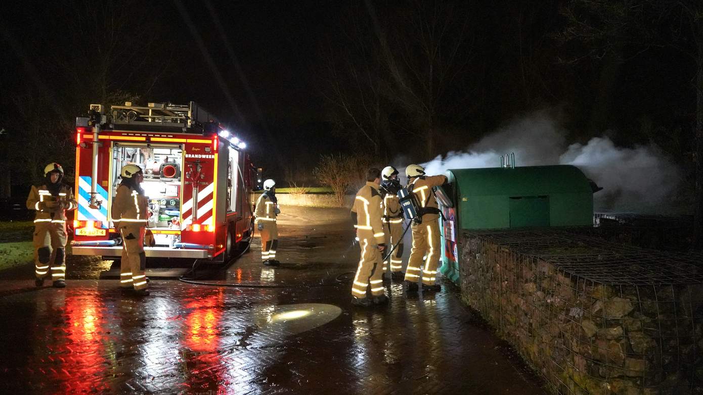 Kledingcontainer in brand gestoken in Zuidlaren