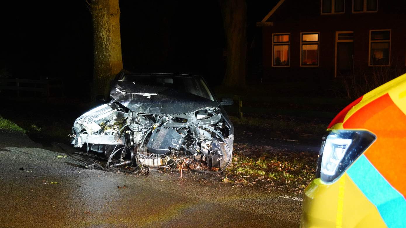 Weer botst er een auto tegen een boom op de Zevenhuisterweg in Nieuw-Roden (video)