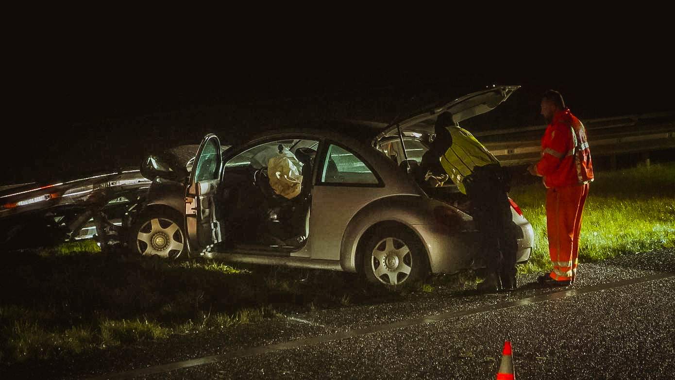 Automobiliste rijdt met auto tegen vangrail op A28 bij Hooghalen (video)