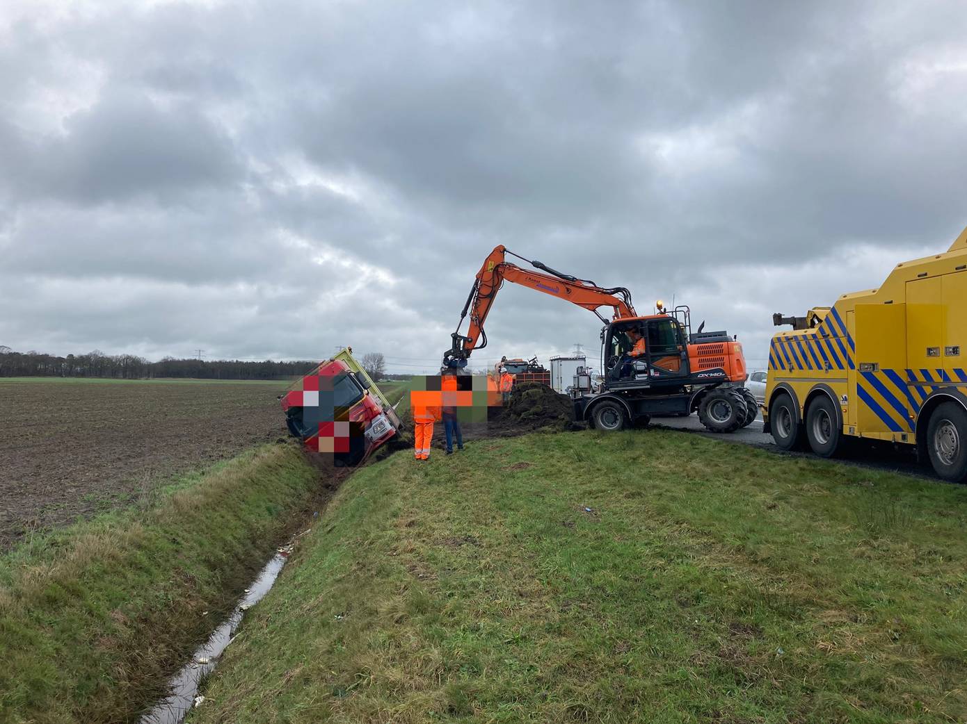 Botsabsorber belandt in sloot van A37