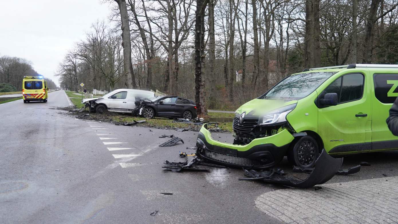 Ravage en twee gewonden na ongeval met drie voertuigen (video)