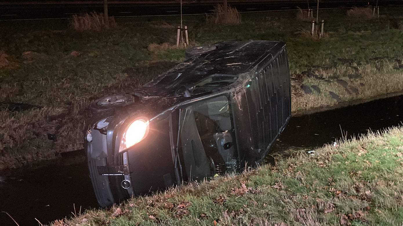 Vader en dochter met bestelbus de sloot in langs A32