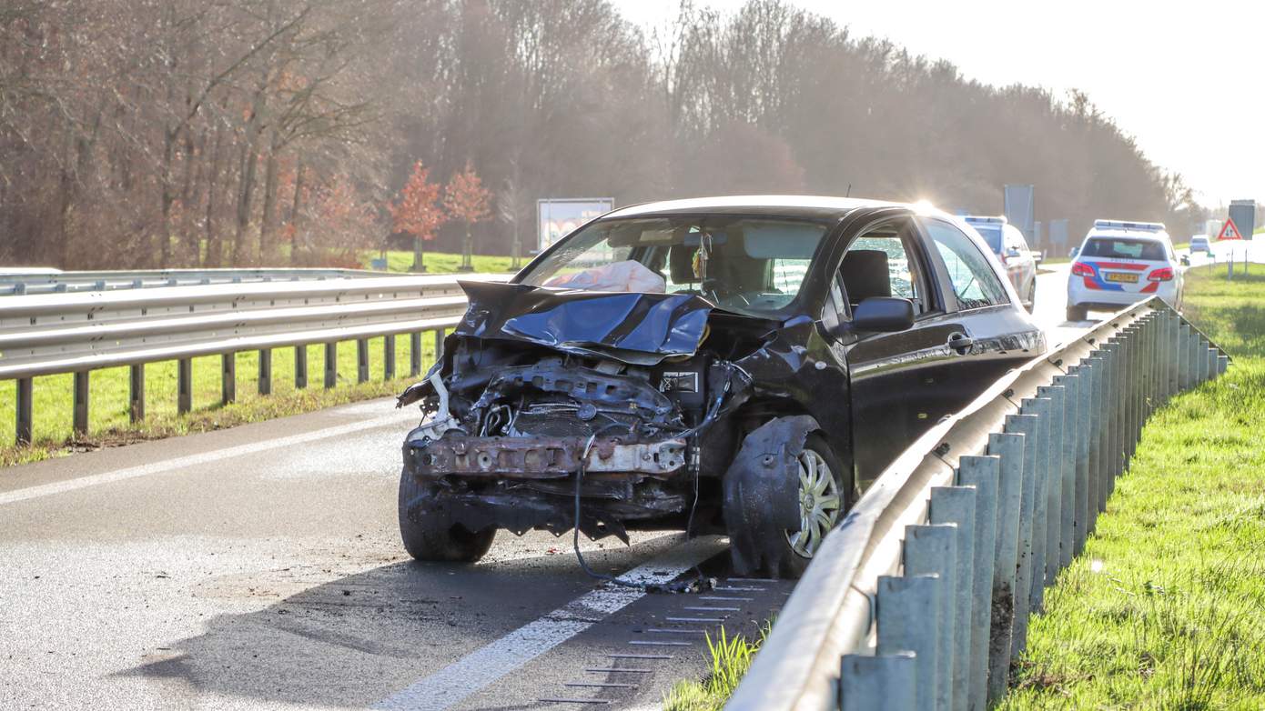 N34 tijdelijk dicht na eenzijdig ongeval met gewonde