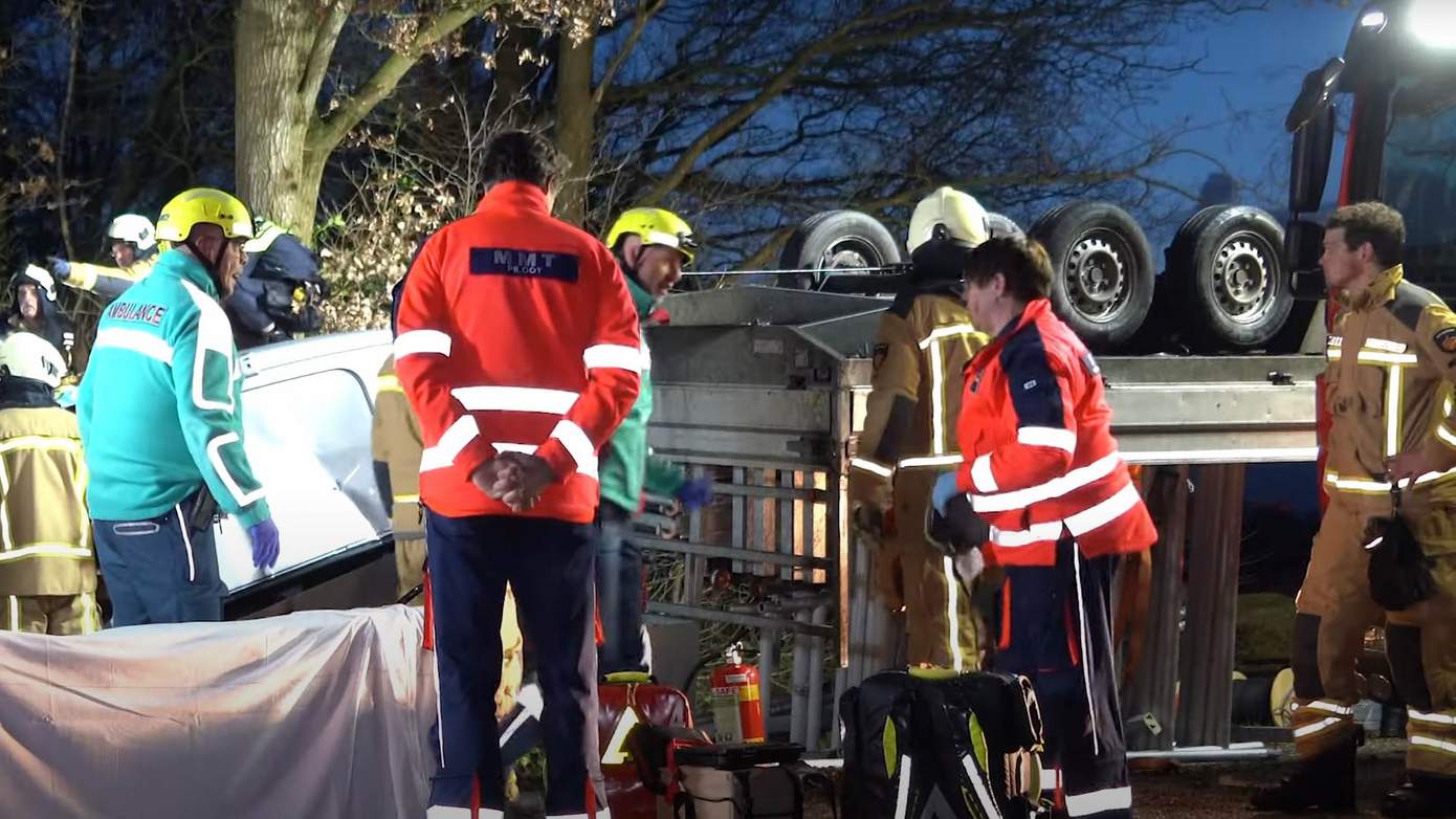 Traumahelikopter ingezet voor ongeval met gekanteld busje (video)