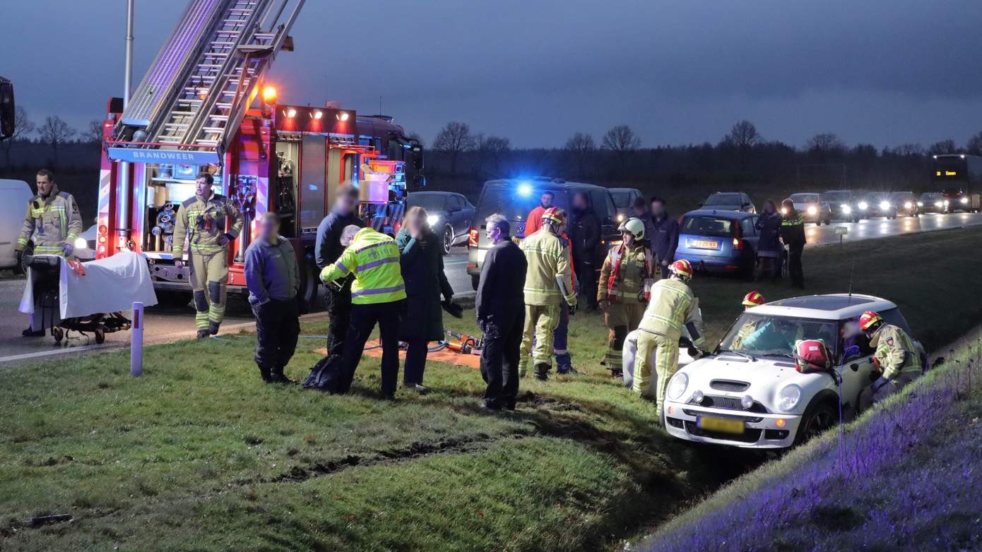 Lange file op N34 vanwege eenzijdig ongeval met beknelling