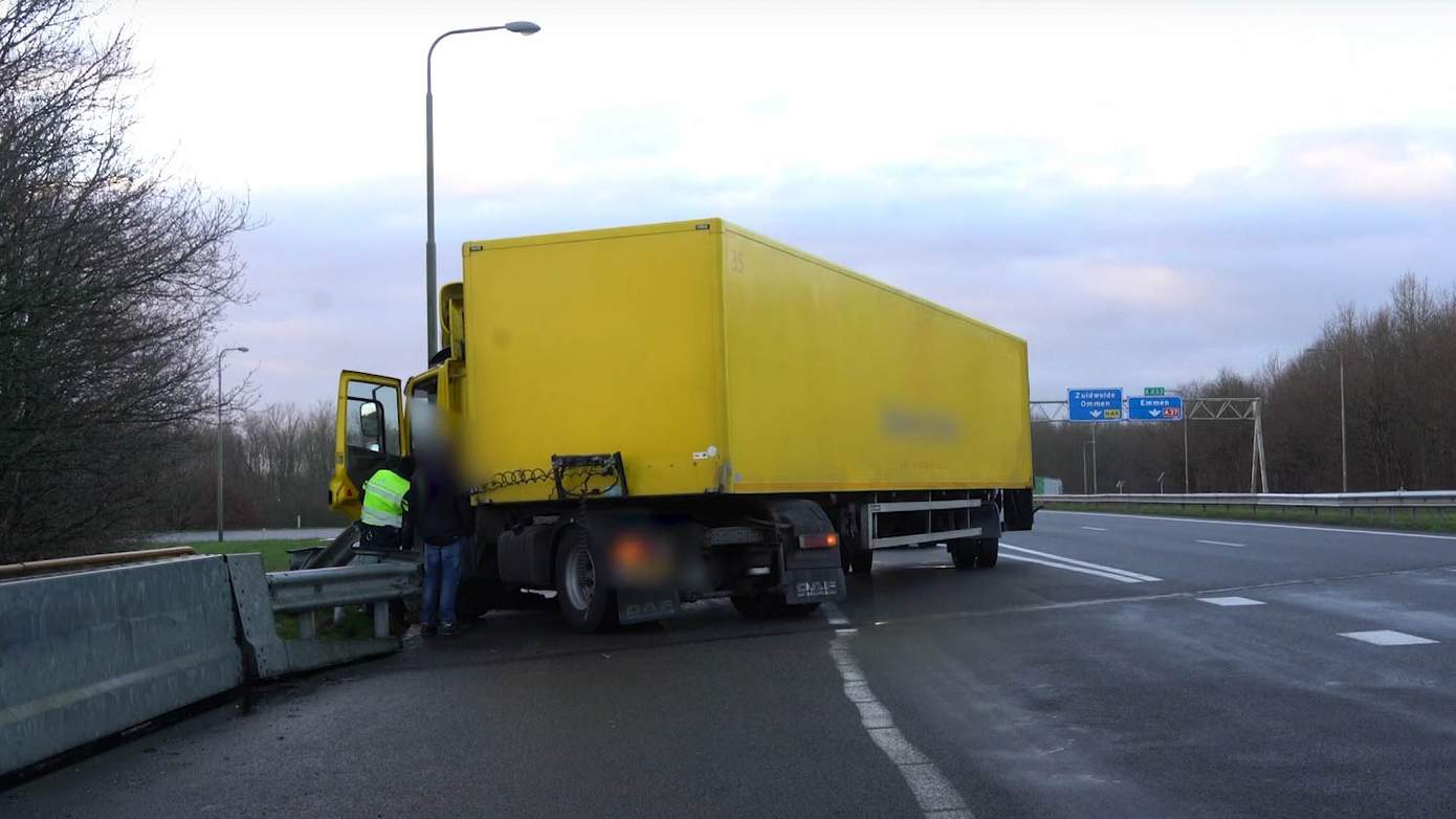 Vrachtwagen geschaard op A28 bij knooppunt Hoogeveen (video)