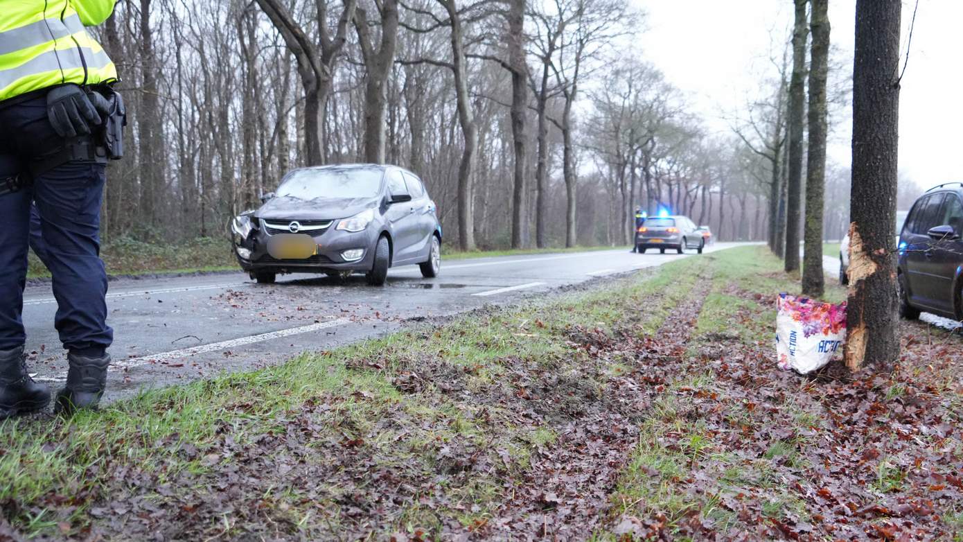 Gewonde bij botsing tegen boom omdat airbag niet uit gaat (video)