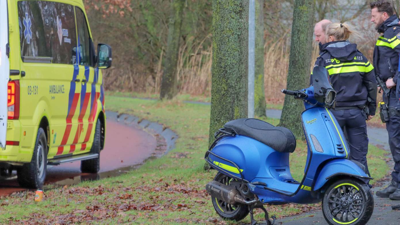 Scooterrijder lichtgewond na valpartij in Emmen