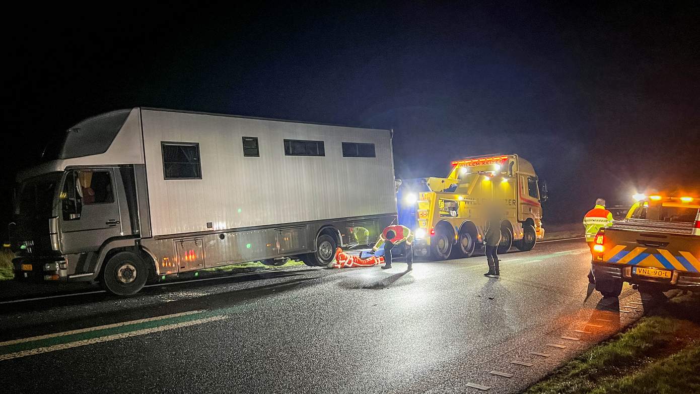 N34 uren dicht vanwege paardentrailer met pech