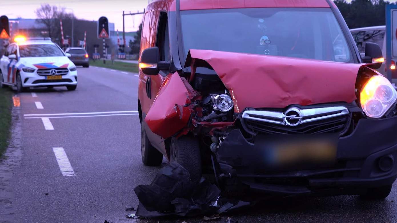 Gewonde nadat bestelauto tegen aanhanger van trekker botst (video)