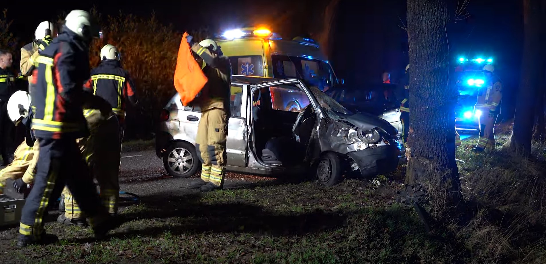 Automobilist botst tegen boom en raakt gewond (Video) 