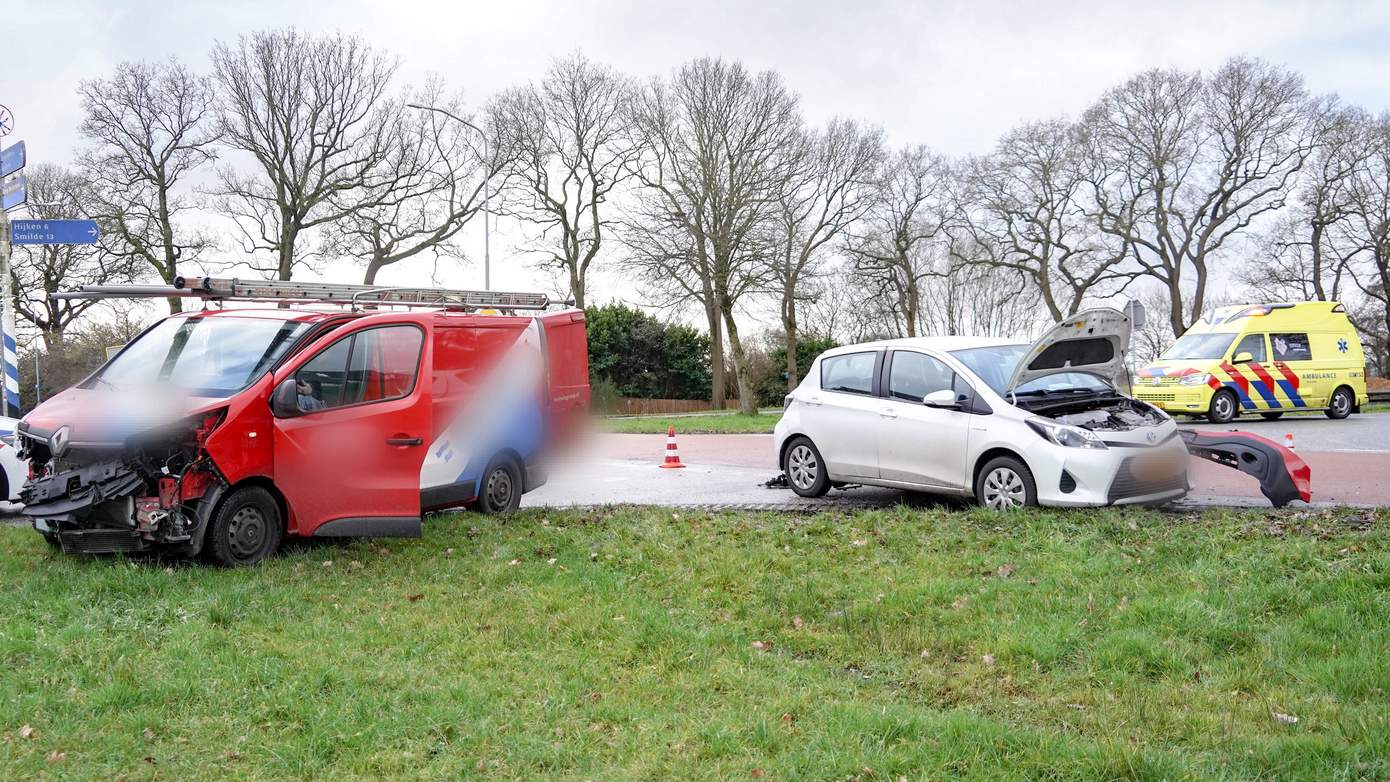 Forse aanrijding met veel schade op Oranjekanaal in Zwiggelte