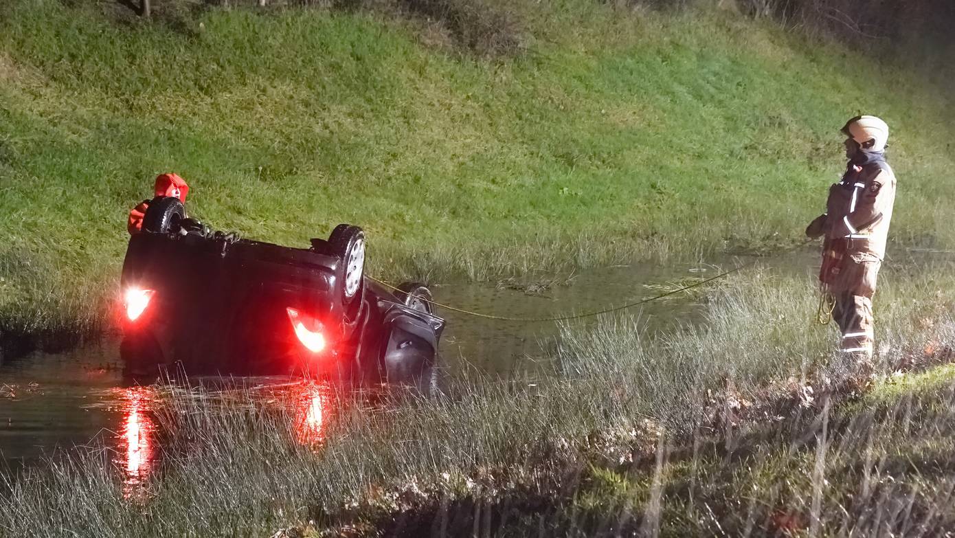 Automobilist belandt langs A28 met auto op de kop in sloot