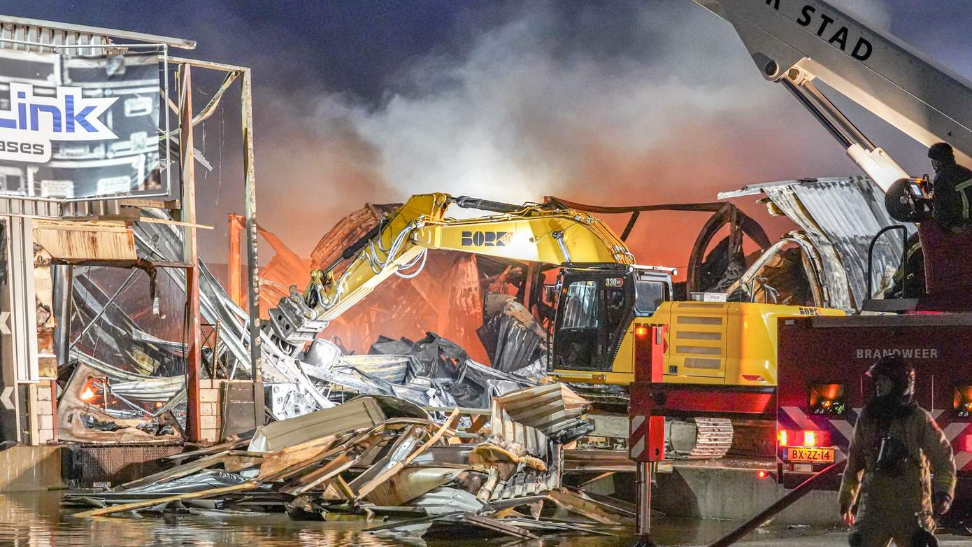 Loods van 120 bij 45 meter volledig verwoest na zeer grote brand in Roden (video)