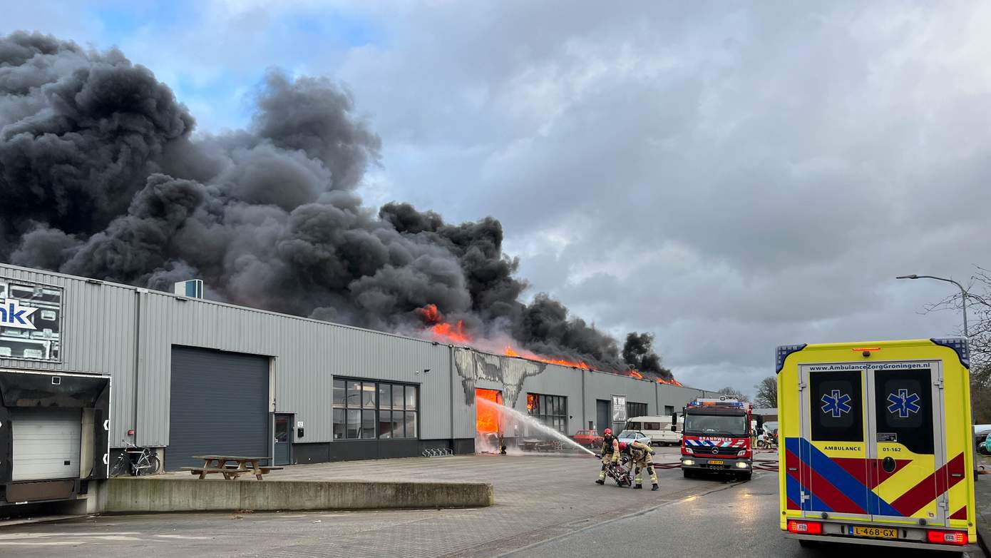 Enorme brand in bedrijfspand in Roden; zeer veel brandweer ter plaatse