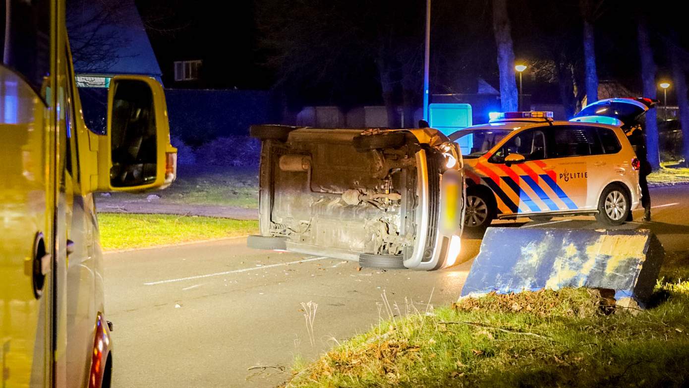 Voor tweede keer in 24 uur tijd auto op de kant in dezelfde straat in Emmen