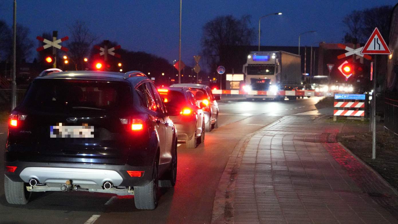 Spoorbomen gaan niet meer omhoog in Nieuw-Amsterdam; vertraging op spoor en op de weg