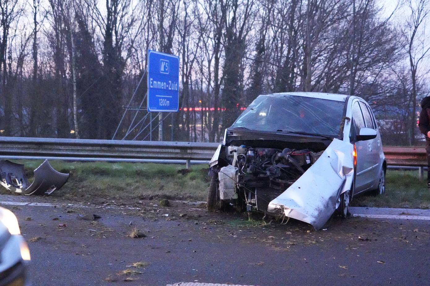 Auto botst op vangrail door gladheid op A37 (Video)