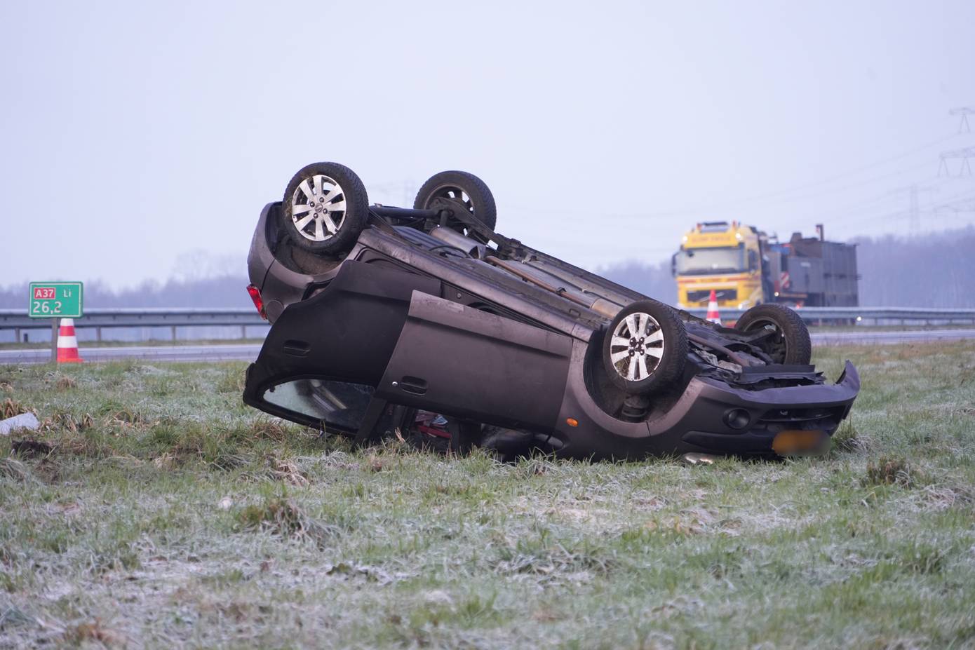 Auto slaat over de kop tijdens gladheid op A37 (Video)